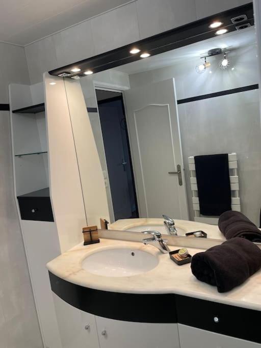 Apartamento Un Cocon Au Coeur De La Champagne Avec Parking Épernay Exterior foto